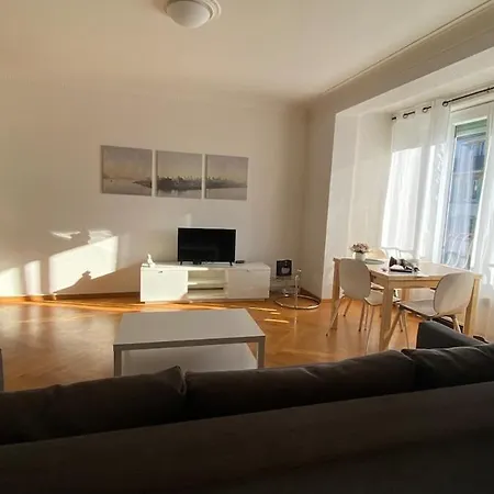 Sunny Little Studio-city Centre & Train Station Apartamento