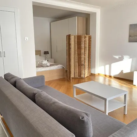 Sunny Little Studio-city Centre & Train Station Apartamento *