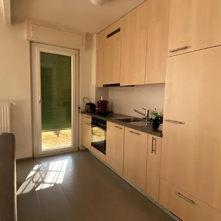 Sunny Little Studio-city Centre & Train Station