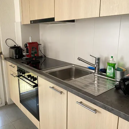 Sunny Little Studio-city Centre & Train Station Apartamento